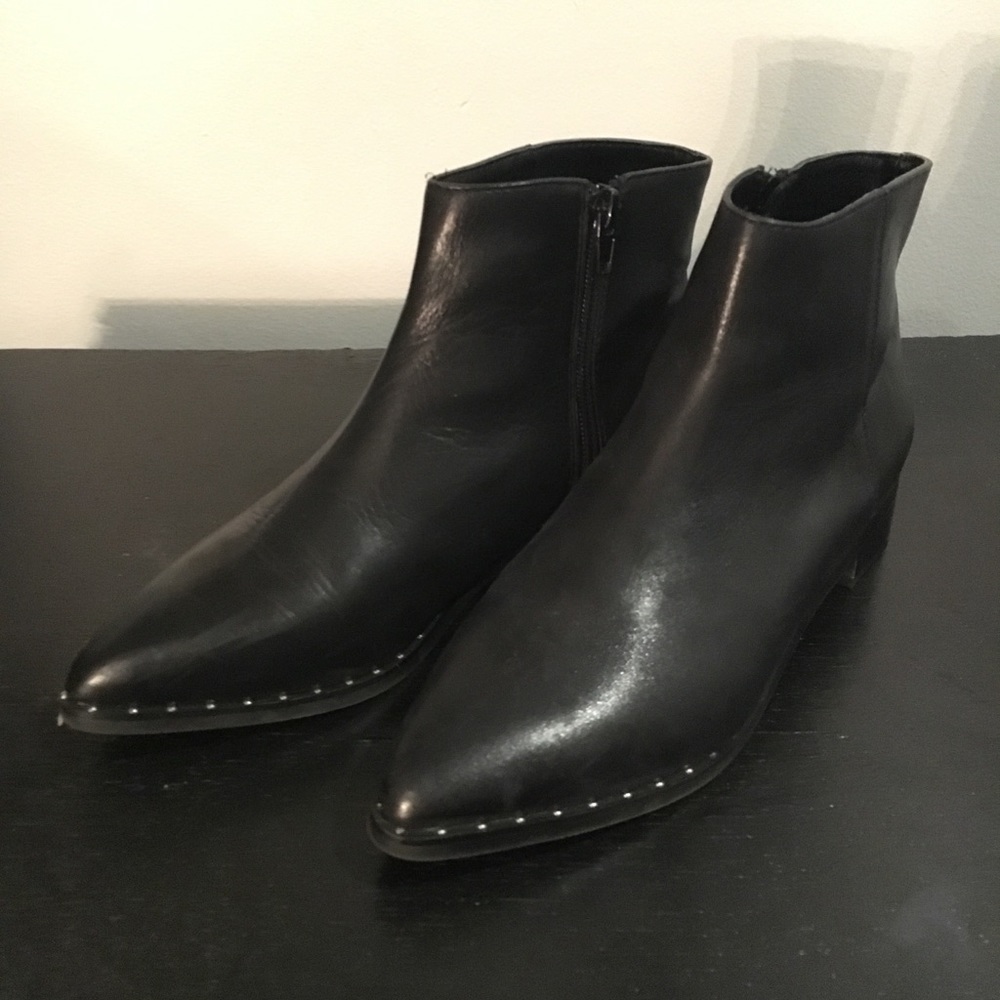 Black leather Catherine Malandrino size 7 booties